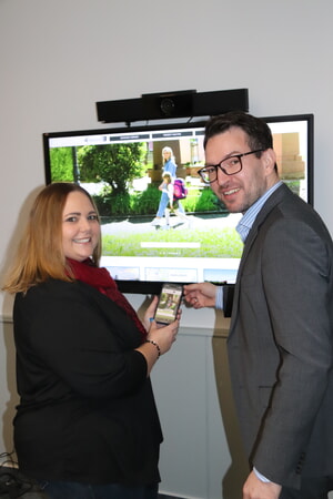 Bürgermeister Björn Kornmüller und Sandra Greiner von der IT-Abteilung der Gemeinde beim Startschuss für die neue Homepage. Foto: Gemeinde Karlsbad