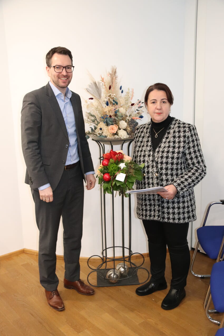 V.l. Bürgermeister Björn Kornmüller und Sibel Cakmak. Foto: Gemeinde Karlsbad