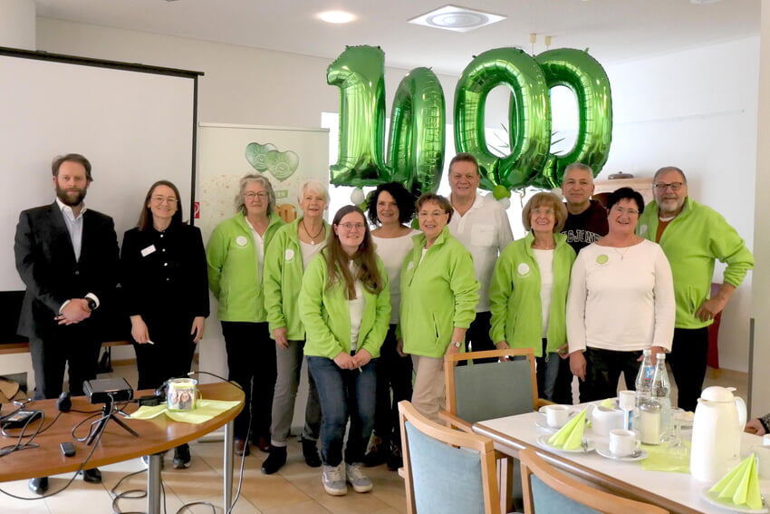 Das anwesende schenkzeit-Team im einheitlichen Vereins-Outfit. Links daneben mit dem Heimleiter Patrick Schäfer und der Pflegedienstleiterin Cristina Günther vom Stephanus-Stift Ettlingen. Dritter von rechts Ortsvorsteher Michael Nowotny.