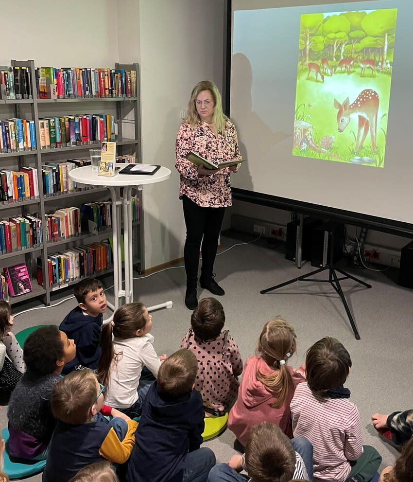 Anna Evelyn Frenkenberger liest in der Gemeindebücherei