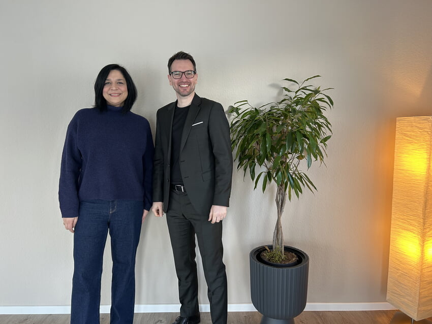 Rita Haas und Bürgermeister Björn Kornmüller im Yogaraum. Foto: Gemeinde Karlsbad