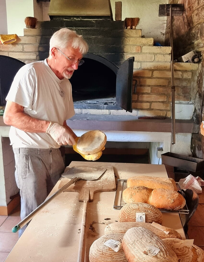 Backhaus Ittersbach: Günter Rausch prüft die frischen Brote aus dem Holzofen