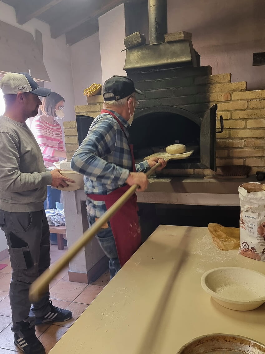 Die Teiglinge kommen in den Holzofen